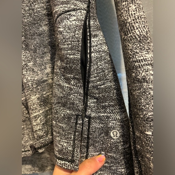 Lululemon pull over hoodie size 6 black and white - Picture 3 of 5
